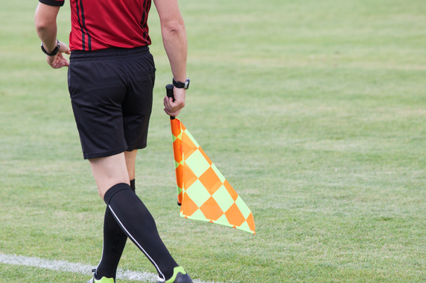 Asistente de árbitros en acción durante un partido de fútbol
 - Foto, Imagen