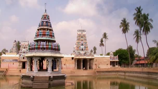Buitenkant geschoten Zuid-Indiase tempel met vijver - Video