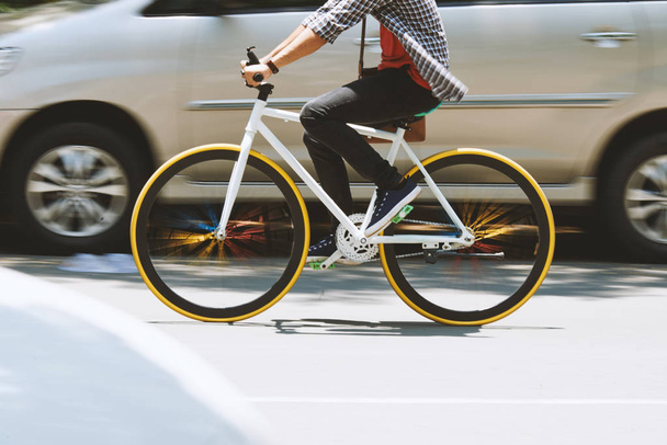 Чоловік їде на велосипеді на дорозі, розмитий рух
 - Фото, зображення