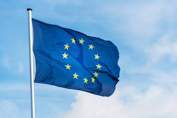 Drapeau européen flottant dans le vent avec un ciel bleu
  - Photo, image