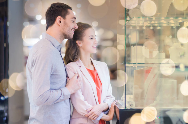 couple looking to shopping window at jewelry store - Zdjęcie, obraz