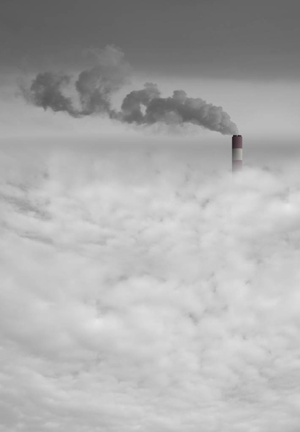 Gran chimenea de la central eléctrica con humo por encima de la ciudad smog
 - Foto, Imagen