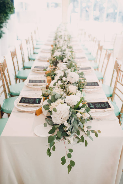 Wedding decor with flowers in  restaurant - Фото, изображение