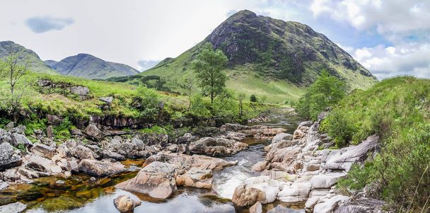 Ston mor mountain with river Etive in foreground - Фото, зображення
