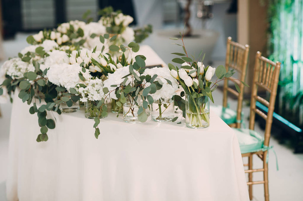Διακόσμηση γάμου με λουλούδια στο εστιατόριο - Φωτογραφία, εικόνα