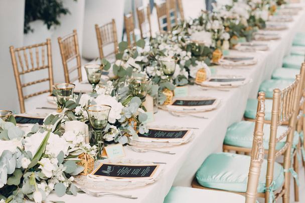 Bruiloft decor met bloemen in restaurant - Foto, afbeelding