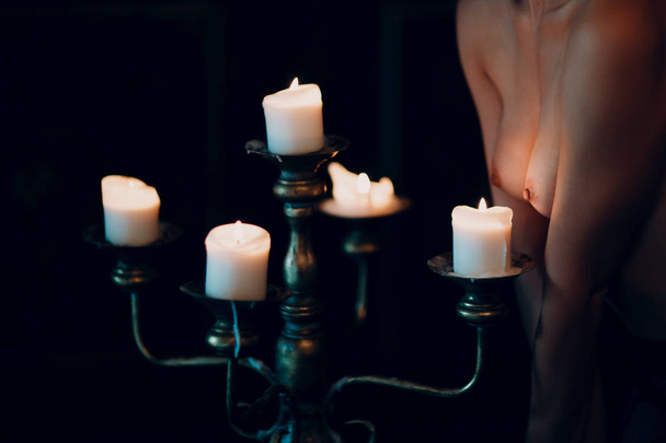 Сексуальная и красивая обнаженная женщина и свечи
 - Фото, изображение