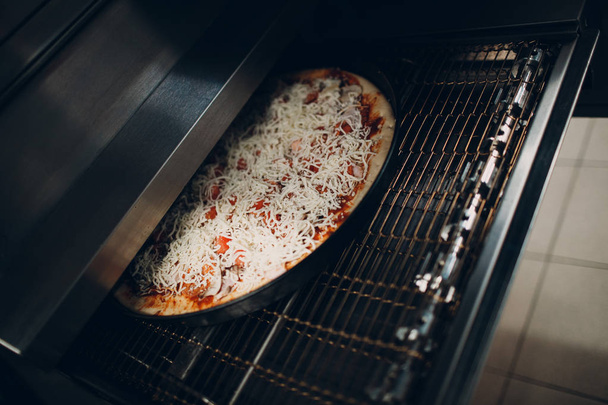 Gustosa pizza in cucina
 - Foto, immagini