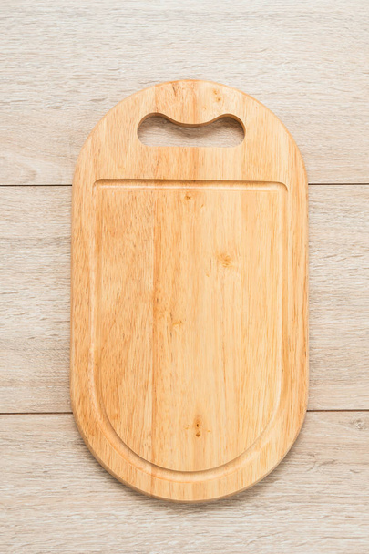 Deska do krojenia drewna na podłoże drewniane z miejsca kopii - Zdjęcie, obraz