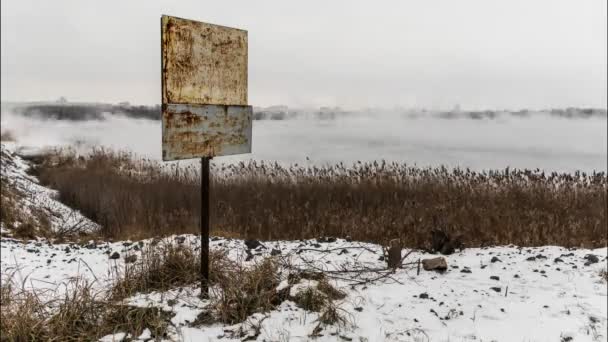 Un signe sur lequel peut figurer l'inscription, sur le fond de l'étang brumeux
 - Séquence, vidéo