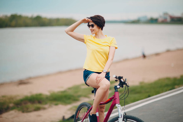 Joven mujer en bicicleta
 - Foto, imagen
