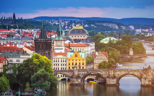 カレル橋、プラハ、チェコ共和国の有名な象徴的なイメージ。世界旅行、観光の概念. - 写真・画像