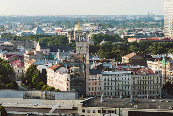 Riga, Letland - 23 augustus 2016: Panoramisch uitzicht op Riga, zomer zonsondergang tijd. Riga is de hoofdstad en de grootste stad van Letland - Foto, afbeelding