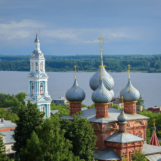 Вид на Церковь Воскресения Христова на Дебре в Костроме, Россия
 - Фото, изображение