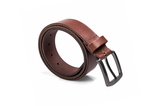 Cinturón de cuero marrón de los hombres de moda laminado con hebilla de metal mate oscuro aislado sobre fondo blanco
 - Foto, imagen