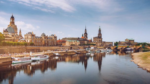 Dresden city skyline panorama rzeki Łaby i Augustus Bridge, Dreźnie,-niemiecki urząd leżący w kraju związkowym Saksonia - Zdjęcie, obraz