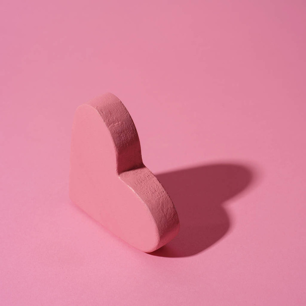 Coração rosa em um fundo rosa
 - Foto, Imagem