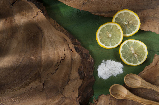 Λεμόνι και σόδα με φόντο ξύλινη - Φωτογραφία, εικόνα