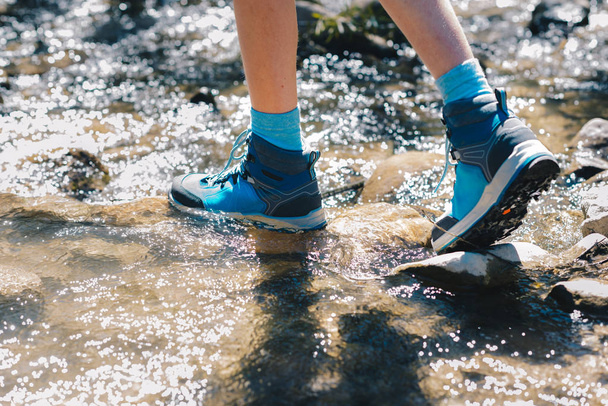 Buty - podeszwa buty trekingowe i nogi w strumieniu - Zdjęcie, obraz