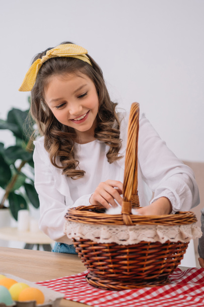 kis gyerek megható szőrös kisállat-ban kosár, a húsvéti ünnep - Fotó, kép