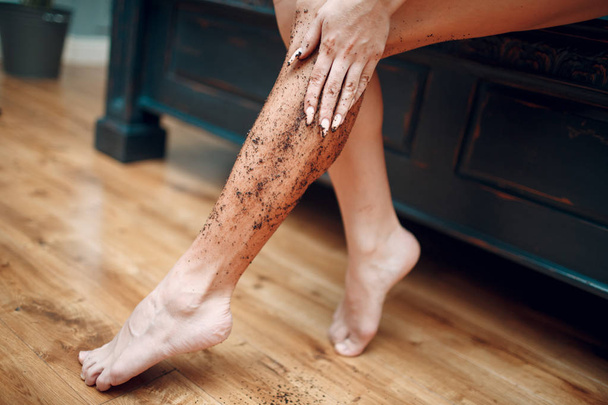 Žena používající peeling na nohy  - Fotografie, Obrázek