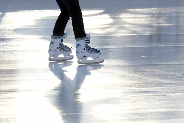 アイスリンク上でスケートの女の子のスケートの足 - 写真・画像