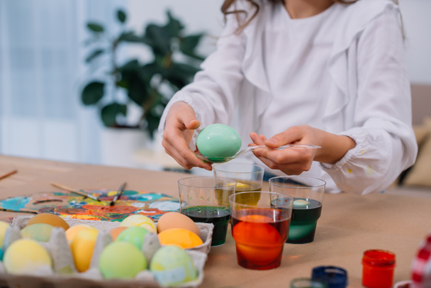 cropped shot of child painting easter eggs - Foto, afbeelding