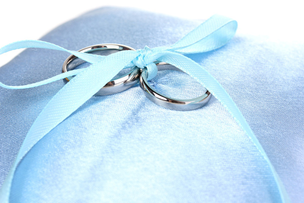Wedding rings on satin pillow close-up - Foto, afbeelding