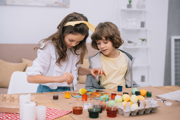 concentrati bambini che dipingono uova di Pasqua insieme
 - Foto, immagini