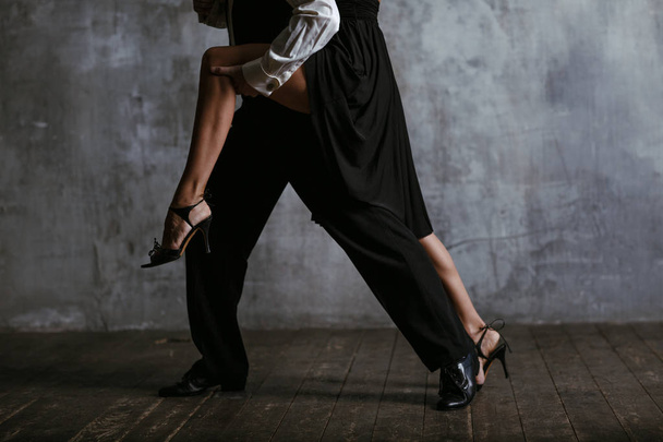 Joven bonita mujer en vestido negro y hombre baile tango
 - Foto, imagen
