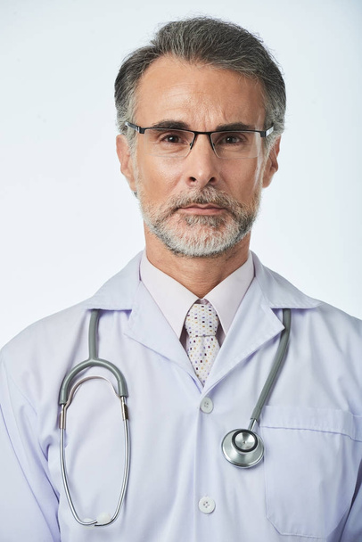 Retrato de médico general maduro no sonriente en gafas
 - Foto, Imagen