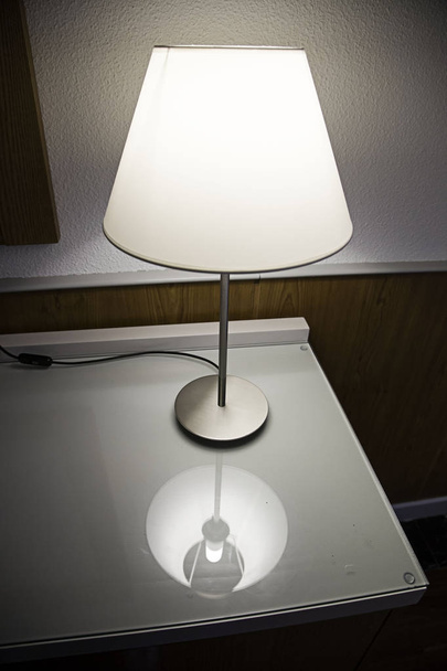 Stolik nocny Lampa - Zdjęcie, obraz