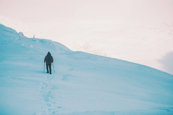 Un hombre en raquetas de nieve en las montañas
. - Foto, Imagen