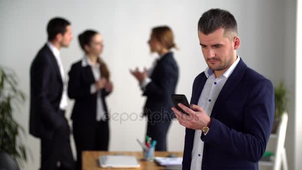 Obchodní muž kontroluje jeho telefon a mít šťastný emoce - Záběry, video