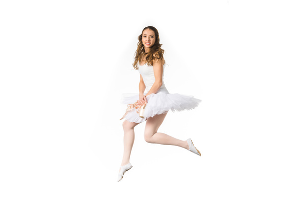 belle jeune ballerine sautant et souriant à la caméra isolé sur blanc
  - Photo, image