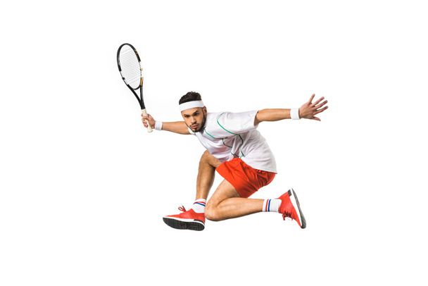 Raket tutarak ve üzerinde beyaz izole tenis oynamaya genç tenisçi - Fotoğraf, Görsel
