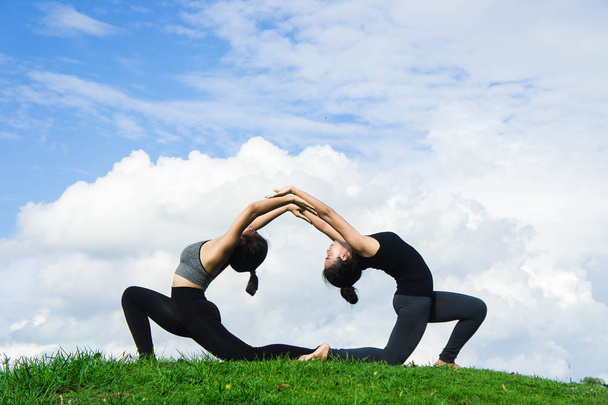 Nő gyakorló jóga pihenhetnek a természet és a kék ég háttér - Fotó, kép