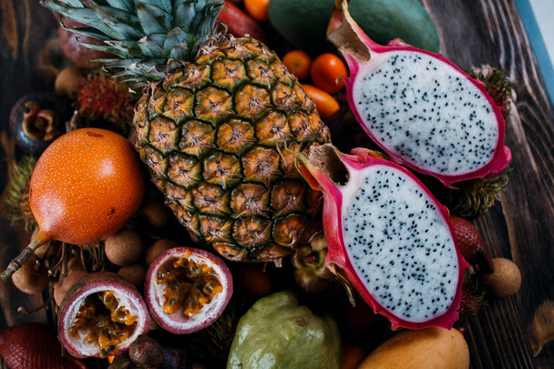 exotische tropische thailändische Früchte auf Holztisch. - Foto, Bild