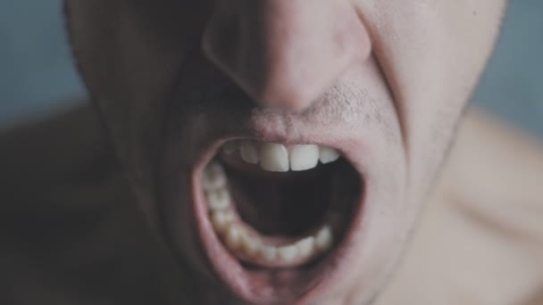 Detail rozhněvaný muž křičí vztekem a hrozby násilí - Záběry, video