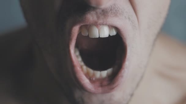 Detail ústí rozzlobený člověk křičí v pomalém pohybu. Hrozba násilí. - Záběry, video