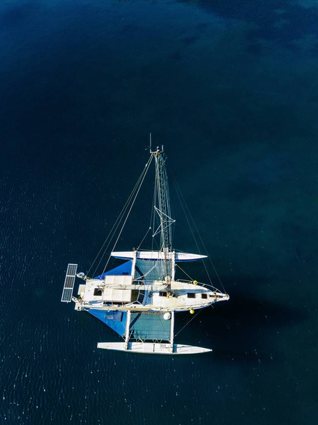 A légi felvétel a drone jacht a mély, kék tenger - Fotó, kép