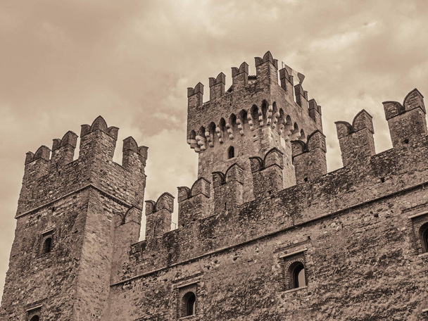 Scaliger linna Sirmione Gardajärvellä, Italia
 - Valokuva, kuva