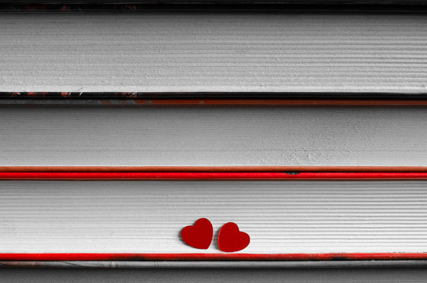 Two hearts on a stack of books close up - Fotografie, Obrázek
