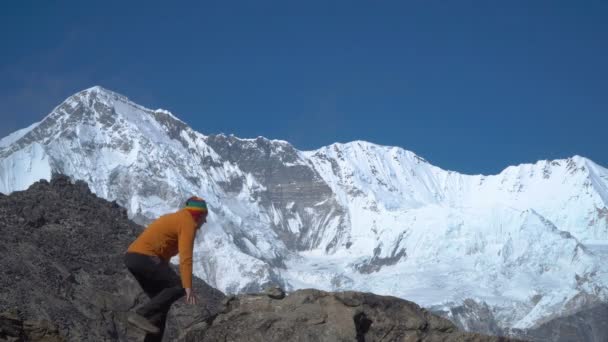 Ο τουρίστας σκαρφαλώνει στο βράχο στα Ιμαλάια - Πλάνα, βίντεο