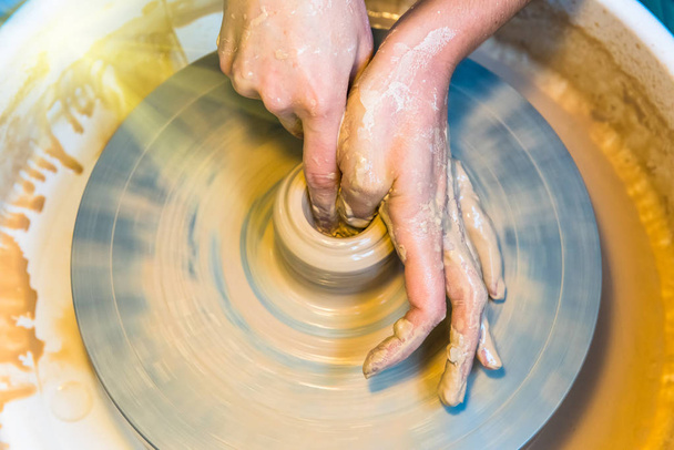 жіночі руки гончаря, що створює глиняну банку
 - Фото, зображення