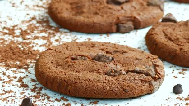 deliciosas galletas caseras con gotas de chocolate sobre fondo blanco
 - Metraje, vídeo
