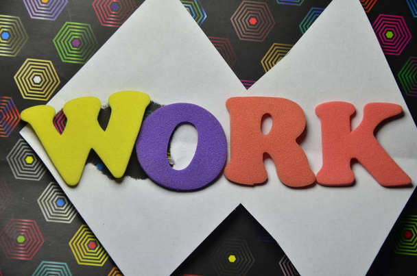 woord werk op een abstract gekleurde achtergrond - Foto, afbeelding