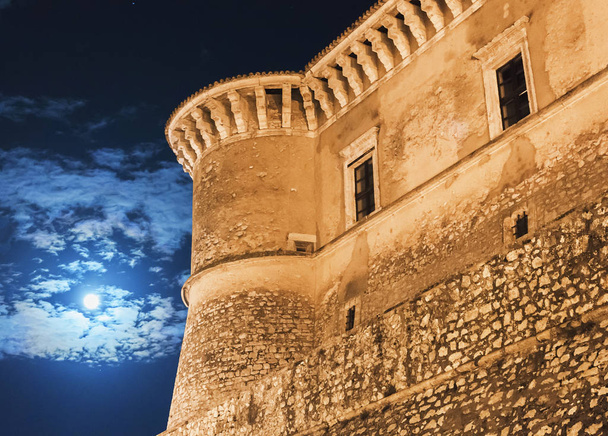 ночной вид на средневековый замок Альвиано в Италии
 - Фото, изображение