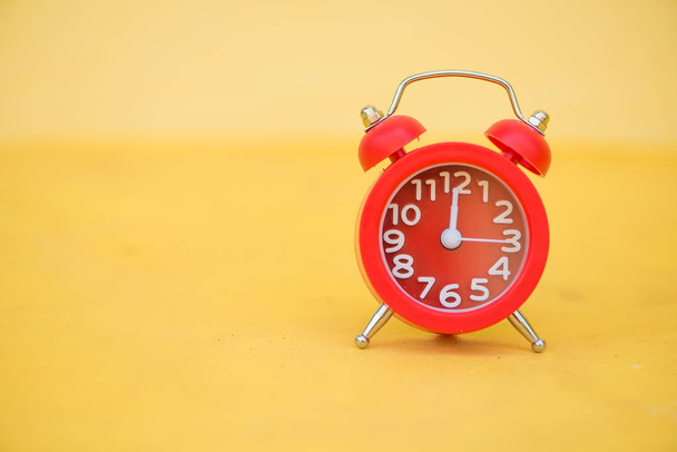 Sarı zemin üzerine kırmızı alarm clock - Fotoğraf, Görsel