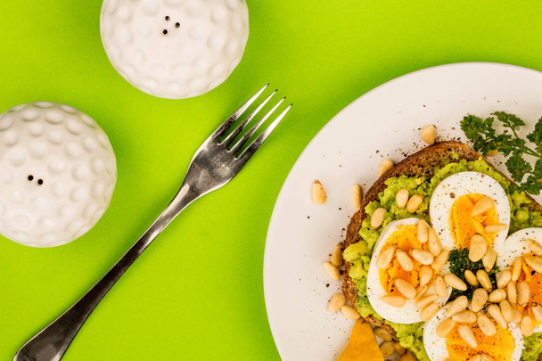 Uovo sodo su Avocado schiacciato con noci di pino e pane di segale Open Sandwich
 - Foto, immagini